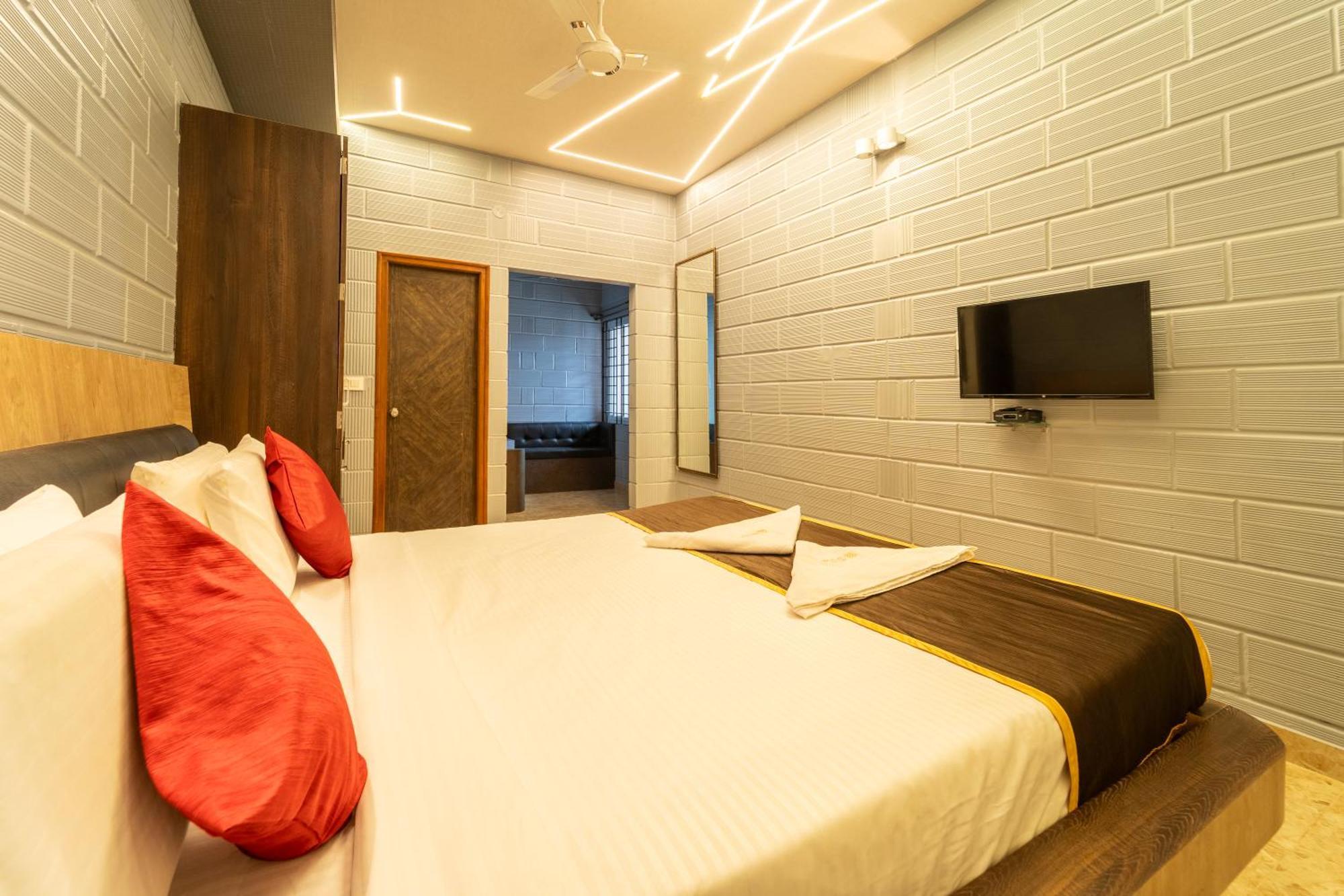 Seasons Suites - Hbr Bangalore Room photo